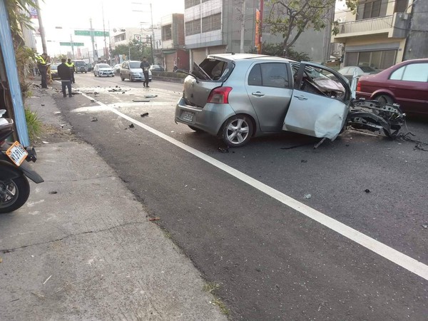 ▲彰化彰鹿路一輛自小客車，疑似閃避車輛不及，衝撞電線桿再衝進住家內。（圖／記者唐詠絮翻攝）