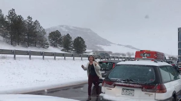 ▲▼ Wendy Chupp Gossett在高速公路上塞4小時候，下車大跳「拍手甩屁舞」。（圖／取自Wendy Chupp Gossett臉書）