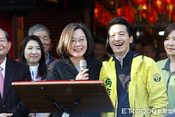 ▲▼     蔡英文偕同立委候選人何志偉參拜海光宮        。（圖／記者周書羽攝）