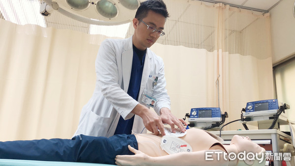 ▲光田綜合醫院急診醫學部醫師劉柏亨示範執行雙重連續性去顫電擊。（圖／記者陳玉翻攝）