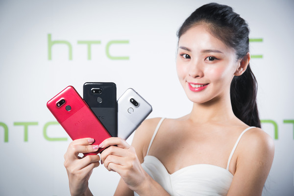 ▲入門款少見支援行動支付　HTC Desire 12s綻放紅開賣。（圖／宏達電提供）