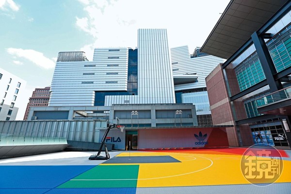 吳昕陽在新光三越A11館，打造了全台唯一百貨天台籃球場「信義運動場」。