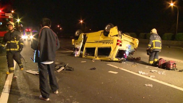 ▲▼國3廂型車遭撞翻覆。（圖／翻攝東森新聞）