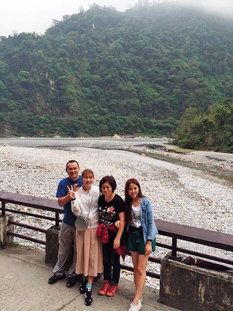 張水河與太太、女兒的出遊照。（張水河提供）