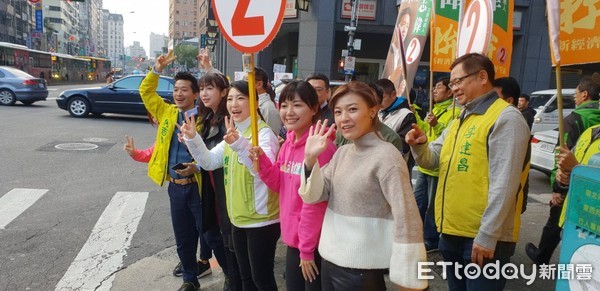 ▲▼何志偉大陣仗由黨主席卓榮泰領軍數十位議員陪同拉票。（圖／記者潘永鴻攝）