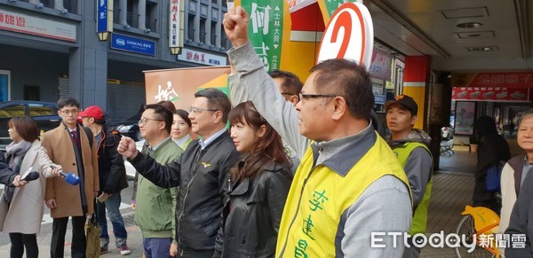 ▲▼何志偉大陣仗由黨主席卓榮泰領軍數十位議員陪同拉票。（圖／記者潘永鴻攝）