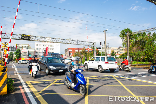 ▲▼宜蘭縣府認為宜市校舍路平交道鄰近陽明醫院，解決列車通過等候時間及減少交通瓶頸與安全事故，應優先高架化。（圖／記者游芳男翻攝，下同）