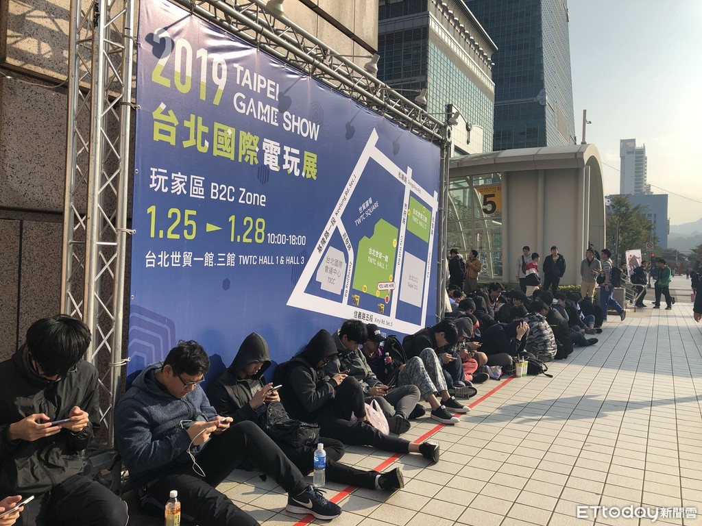 電玩展開幕日現人潮　排隊人龍綿延200公尺（圖／記者樓菀玲攝）