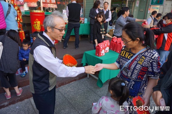 ▲▼宜蘭郵局25日推出內容物超所值的「公益金豬福袋」，民眾排隊搶購。（圖／記者游芳男翻攝，下同）