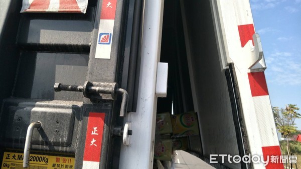 ▲一輛載滿泰山沙拉油的物流車，疑似「鷗翼」貨車門沒關好，百桶沙拉油灑整段路。（圖／記者唐詠絮翻攝）