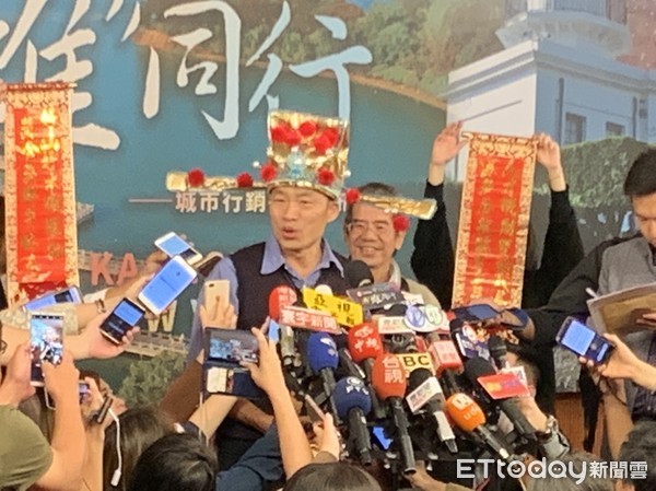 ▲高雄市長韓國瑜應媒體要求，頭戴財神帽接受訪問             。（圖／記者吳奕靖攝）