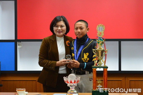 ▲西螺文昌國小棒球隊9天參加台韓11場比賽，勇奪冠軍，縣長張麗善嘉獎。（圖／記者唐詠絮翻攝）