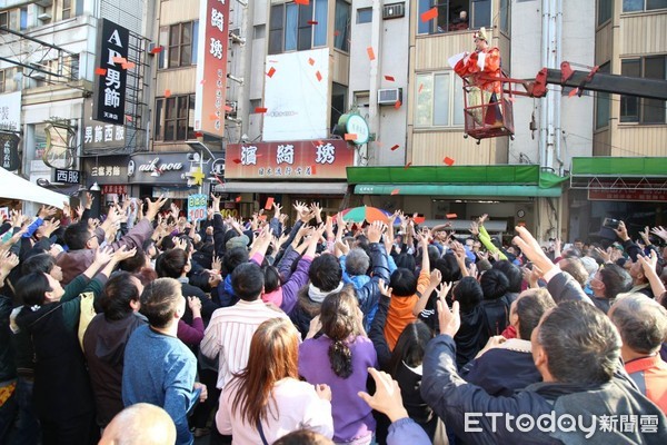 ▲▼民眾在天津街年貨大街爭搶財神爺紅包。（圖／台中市政府提供）