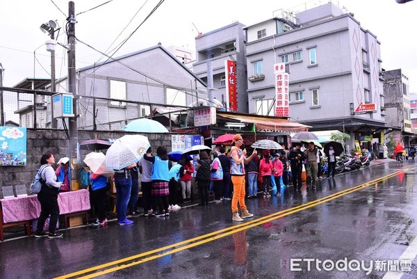 ▲花蓮市立圖書館人員在現場提供一百本圖書供民眾挑選，同時贈送蔥油餅兌換券及飲料折價券。（圖／花蓮市公所提供，下同）