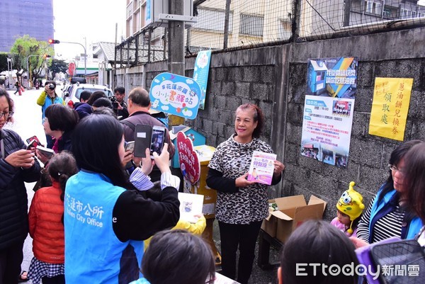 ▲花蓮市立圖書館人員在現場提供一百本圖書供民眾挑選，同時贈送蔥油餅兌換券及飲料折價券。（圖／花蓮市公所提供，下同）