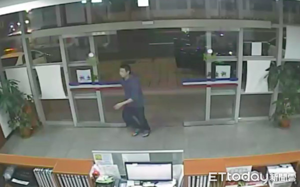 ▲張姓父親跑進派出所求救。（圖／記者陳玉翻攝）