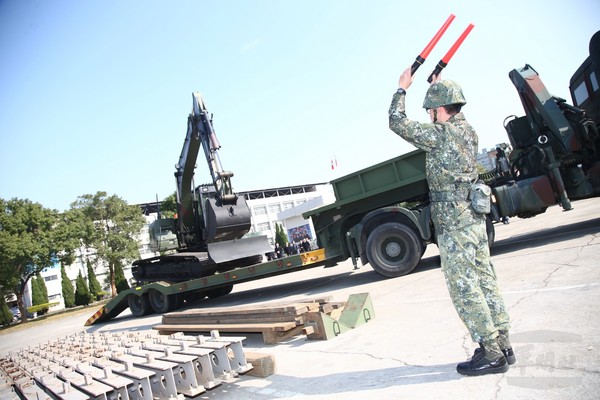 蔡英文視導五三工兵群　肯定戰訓及救災貢獻。（圖／軍聞社）