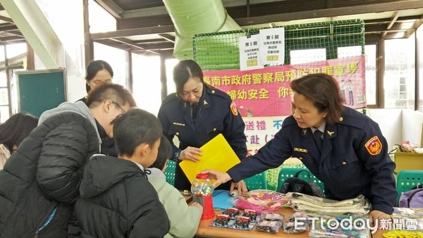 ▲台南市婦幼警察隊，與台灣世界展望會協辦「防癌你我他，健康人人有」宣導活動，期望兒少有良好健康並能達到免於疏忽與被虐待的危險之成效目標。（圖／記者林悅翻攝，下同）