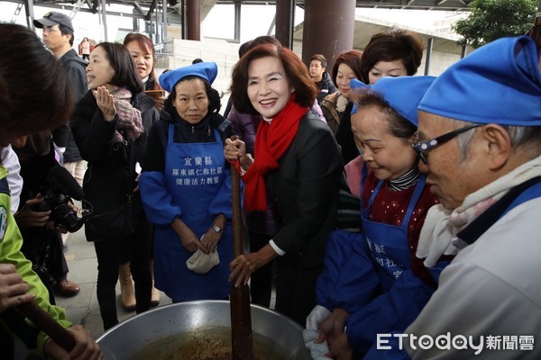 ▲▼「2019歡樂宜蘭年」給愛與希望的活動，共募集6萬張發票，由宜蘭縣長林姿妙捐贈予宜蘭縣社會福利聯合勸募基金會，在寒冬中為弱勢家庭送暖。（圖／記者游芳男翻攝，下同）