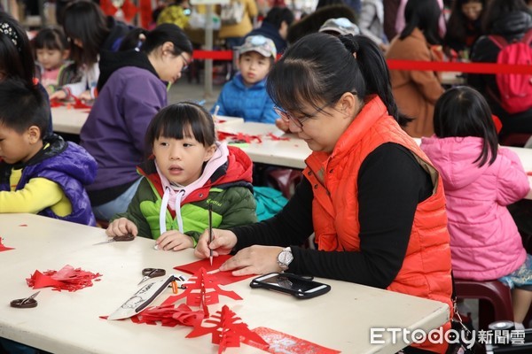 ▲▼「2019歡樂宜蘭年」給愛與希望的活動，共募集6萬張發票，由宜蘭縣長林姿妙捐贈予宜蘭縣社會福利聯合勸募基金會，在寒冬中為弱勢家庭送暖。（圖／記者游芳男翻攝，下同）