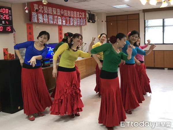 ▲▼「美麗人生」志工隊愛心無極限，26日在冷冽風雨侵襲下，在北榮蘇澳分院護理之家帶給爺爺奶奶們熱情與溫暖。。（圖／記者游芳男翻攝，下同）