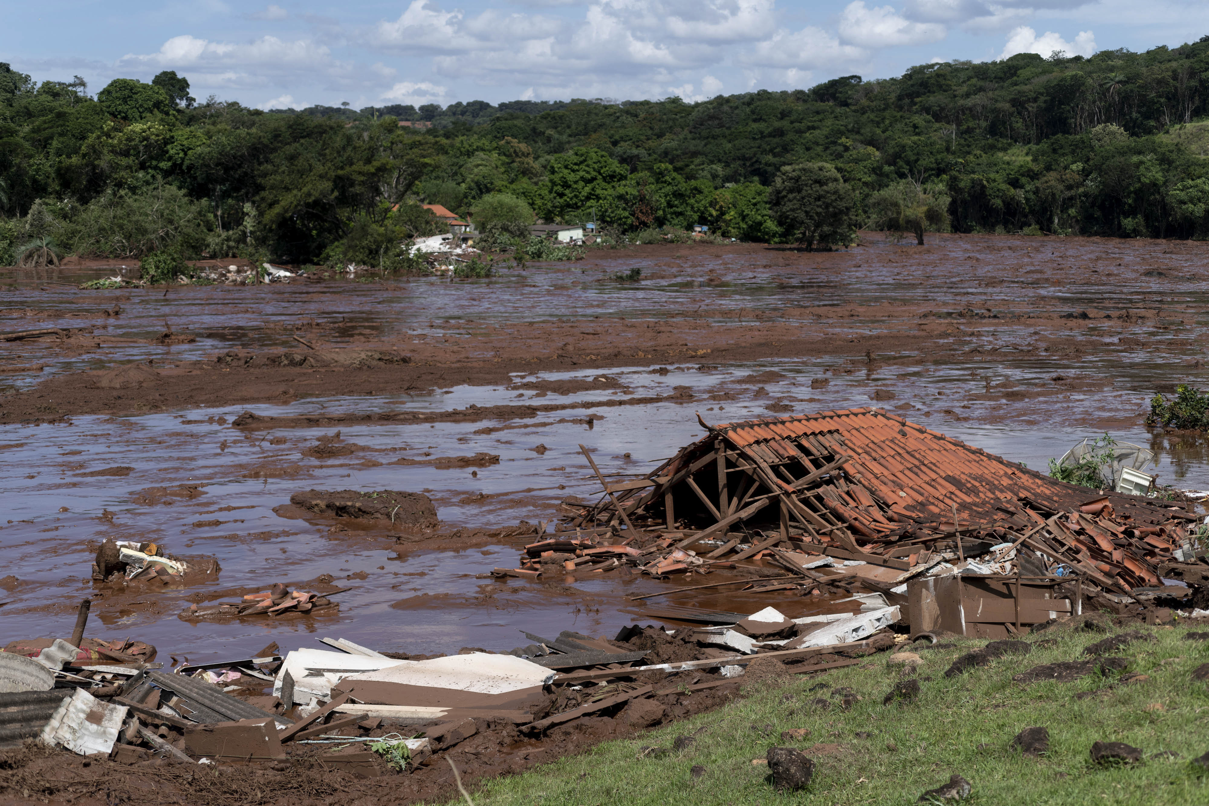 Разрушена плотина. Прорыв дамбы в Брумадинью Бразилия. Дамба Баньцяо. Прорыв дамбы Хуанхэ. Последствия разрушения плотины в Бразилии.
