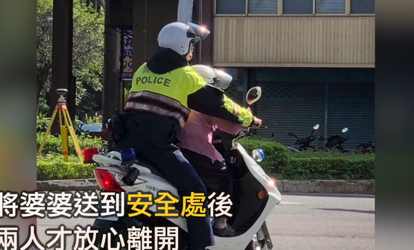 ▲▼暖警助回收婦過馬路。（圖／翻攝自NPA署長室）