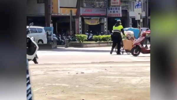 ▲▼暖警助回收婦過馬路。（圖／翻攝自NPA署長室）