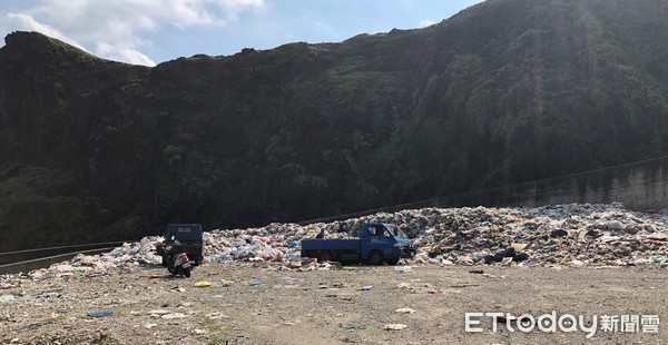 ▲綠島垃圾場垃圾堆積如山。（圖／記者楊均典翻攝）