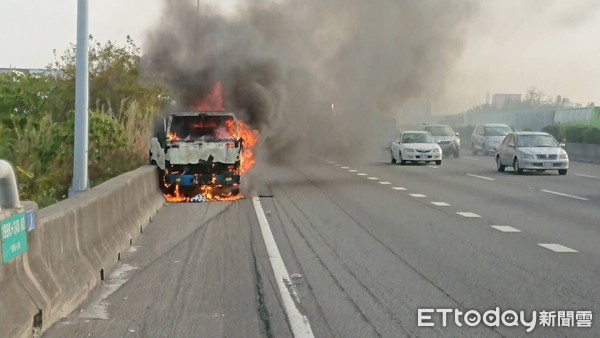 ▲國道中山高速公路火燒車，駕駛跳車逃命。（圖／記者唐詠絮翻攝）