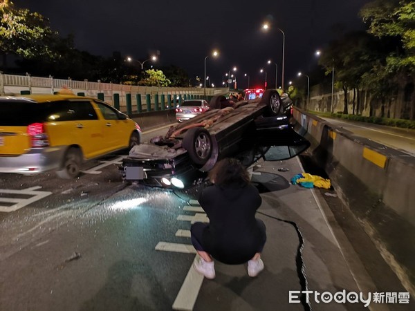 ▲▼台北水源快驚傳翻車！賓士女駕駛碰撞重機　騎士重傷送醫。（圖／記者黃彥傑攝）