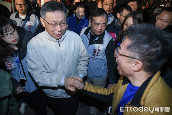 ▲▼立法委員候選人陳思宇選前之夜，台北市長柯文哲陪同陳思宇進場。（圖／記者林敬旻攝）