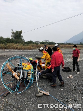 飛動力飛行傘疑氣流不穩　傘友摔落溪床大腿骨折▲▼             。（圖／記者陳崑福翻攝）