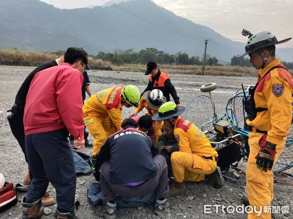 飛動力飛行傘疑氣流不穩　傘友摔落溪床大腿骨折▲▼             。（圖／記者陳崑福翻攝）