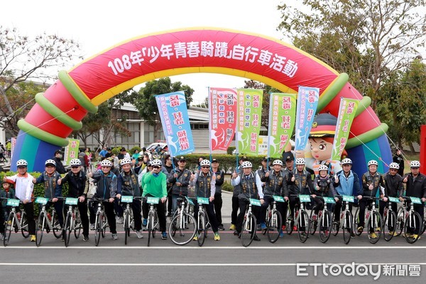 ▲台南市警局舉辦「少年青春騎蹟」自行車活動，由市長黃偉哲及市警局長黃宗仁共同主持開幕，吸引眾多少年朋友參與活動。（圖／記者林悅翻攝，下同）