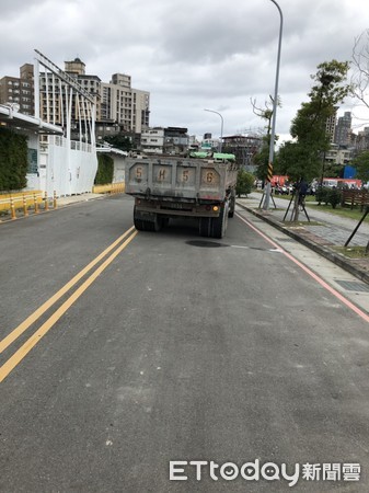 ▲▼機車騎士攔腰撞上大貨車，當場頭顱破裂送醫不治             。（圖／記者陳以昇翻攝）