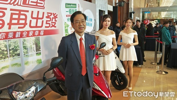 ▲光陽機車在高雄舉辦尾牙,席開184桌，執行長柯俊彬開心光陽機車市佔率達4成             。（圖／記者賴君欣攝）