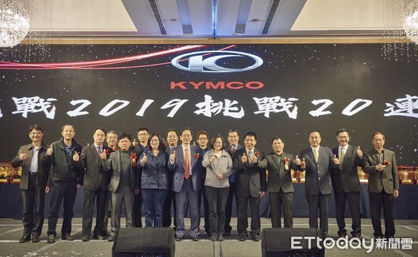 ▲光陽機車在高雄舉辦尾牙,席開184桌，執行長柯俊彬開心光陽機車市佔率達4成             。（圖／記者賴君欣攝）