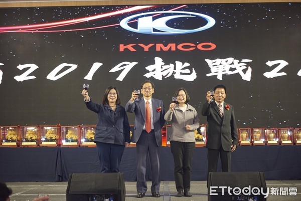 ▲光陽機車在高雄舉辦尾牙,席開184桌，執行長柯俊彬開心光陽機車市佔率達4成             。（圖／記者賴君欣攝）