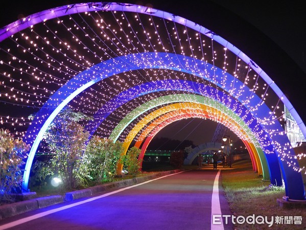 ▲新月橋、星光橋、辰光橋夜景。（圖／新北市政府高灘地工程管理處提供）