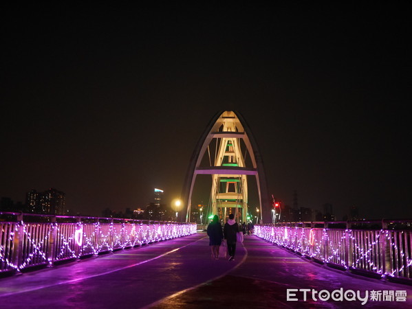 ▲新月橋、星光橋、辰光橋夜景。（圖／新北市政府高灘地工程管理處提供）