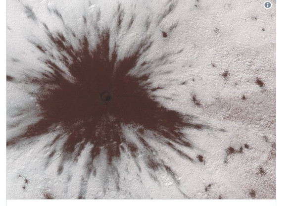 ▲火星日前被拍下南極附近冰帽被不明物體撞擊貫穿。（圖／翻攝自HiRISE (NASA)推特）