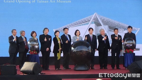 ▲台南市美術館舉辦開館揭幕儀式，邀請總統蔡英文、前行政院院長賴清德、文化部部長鄭麗君及市長黃偉哲等人，共同啟動展開正式營運。（圖／記者林悅攝，下同）