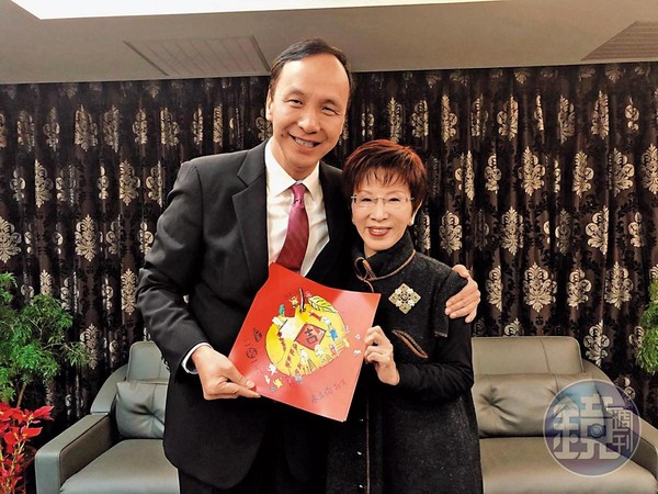 換柱成參選包袱，朱立倫25日在臉書貼出與前黨主席洪秀柱的合照，2人已冰釋前嫌。（翻攝朱立倫臉書）