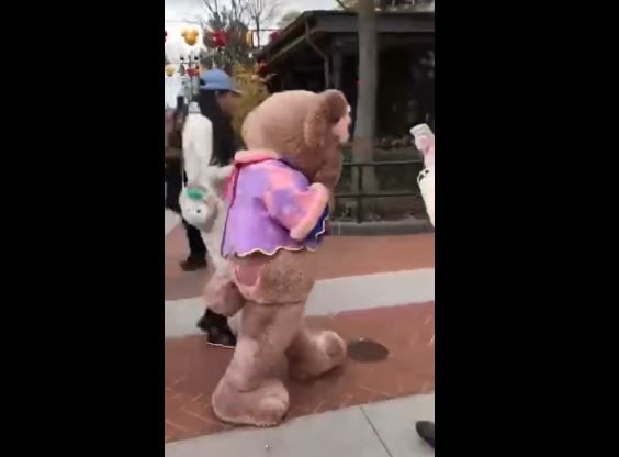 ▲▼迪士尼小熊再遭遊客「偷襲拉耳」            。（圖／翻攝自微博）