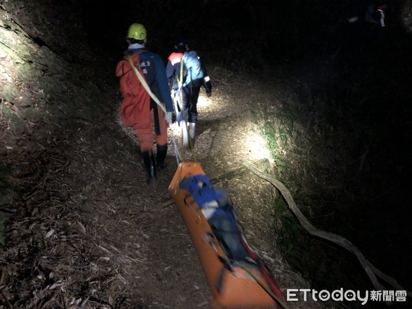 ▲登山腰痛走不了　「SKED捲式擔架」神救援。（圖／記者陳凱力翻攝）