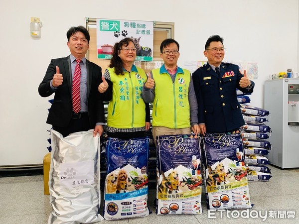 ▲台南市議員呂維胤等人捐贈每包重15公斤66包寵物食品給市警局，慰勞波麗士犬。（圖／記者林悅翻攝）