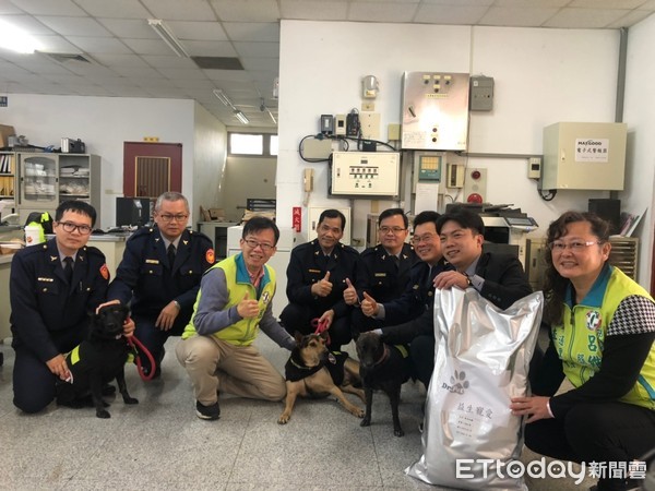 ▲台南市議員呂維胤等人捐贈每包重15公斤66包寵物食品給市警局，慰勞波麗士犬。（圖／記者林悅翻攝）