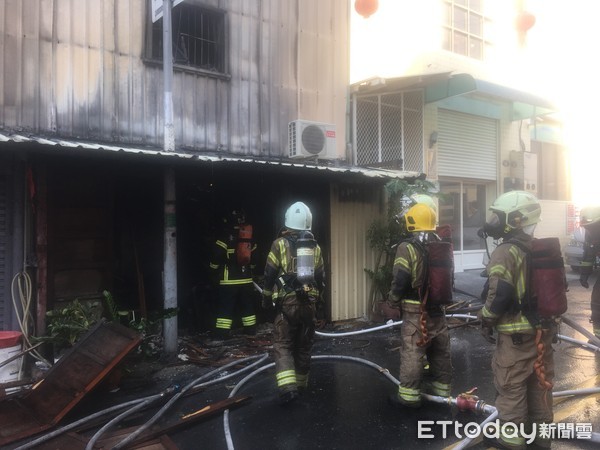 ▲台南市新美街火警，消防人員全力搶救1人送醫急救。（圖／記者林悅攝）