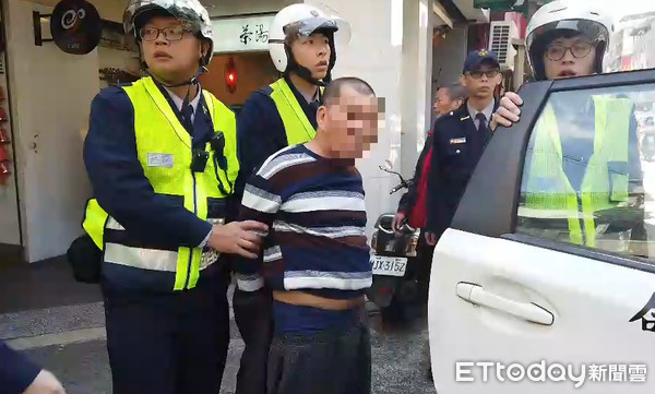 ▲基隆街頭展開警匪追逐，賓士男被逮捕偵訊中。（圖／記者郭世賢翻攝）